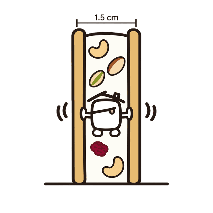 一片切開的牛軋餅立著,上方標示厚 1.5 cm;吉祥物站在牛軋內餡中間,雙手把兩片餅乾往左右推開,內餡看得到堅果和蔓越莓